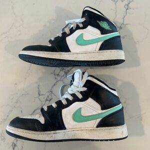 Men’s Nike Air Jordan 1 Mid "Green Glow" sneakers size 6.5
